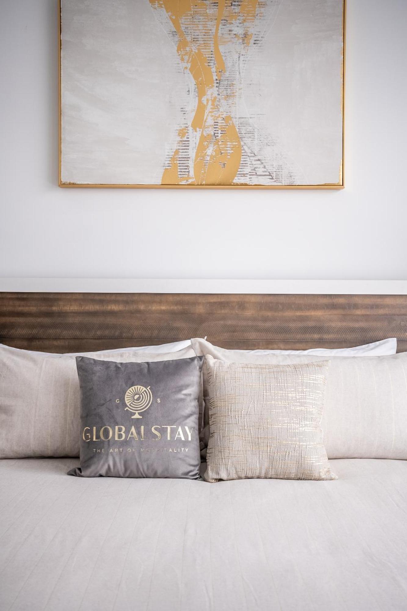Fancy Downtown House With Hot Tub & Bbq By Globalstay Toronto Kültér fotó